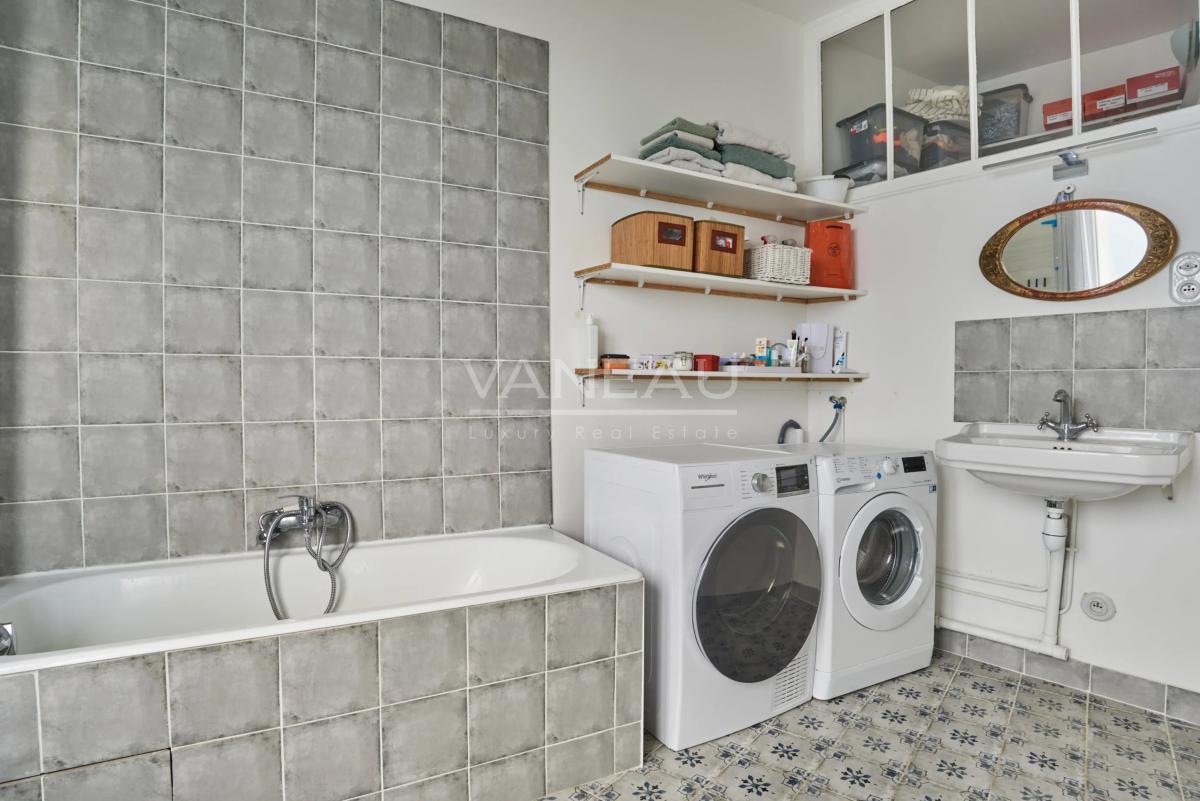 PARIS XVe - CAMBRONNE : Charmante maison avec cour arborée