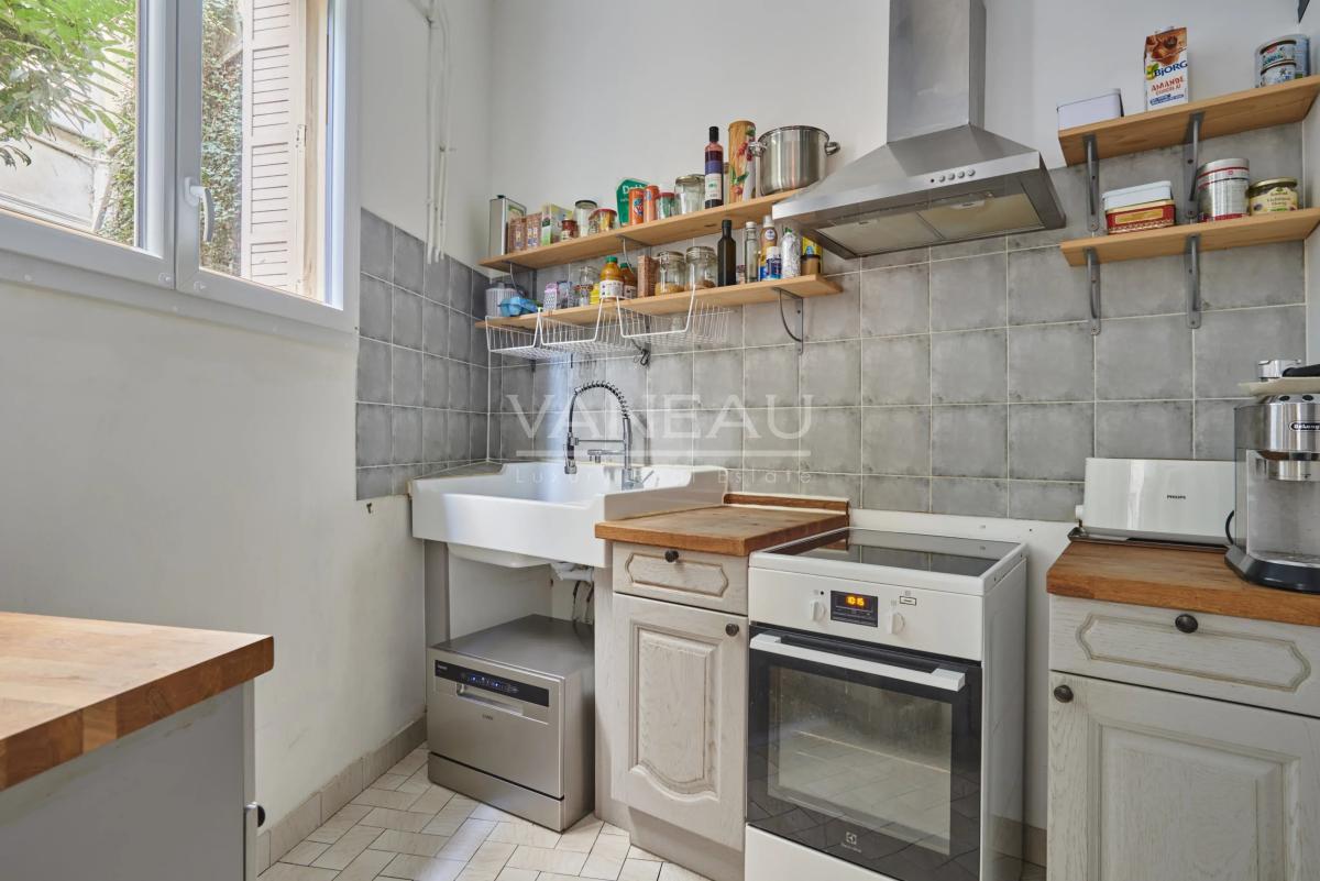 PARIS XVe - CAMBRONNE : Charmante maison avec cour arborée