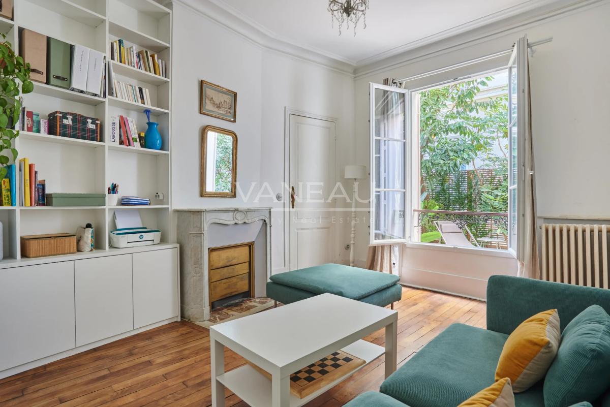 PARIS XVe - CAMBRONNE : Charmante maison avec cour arborée