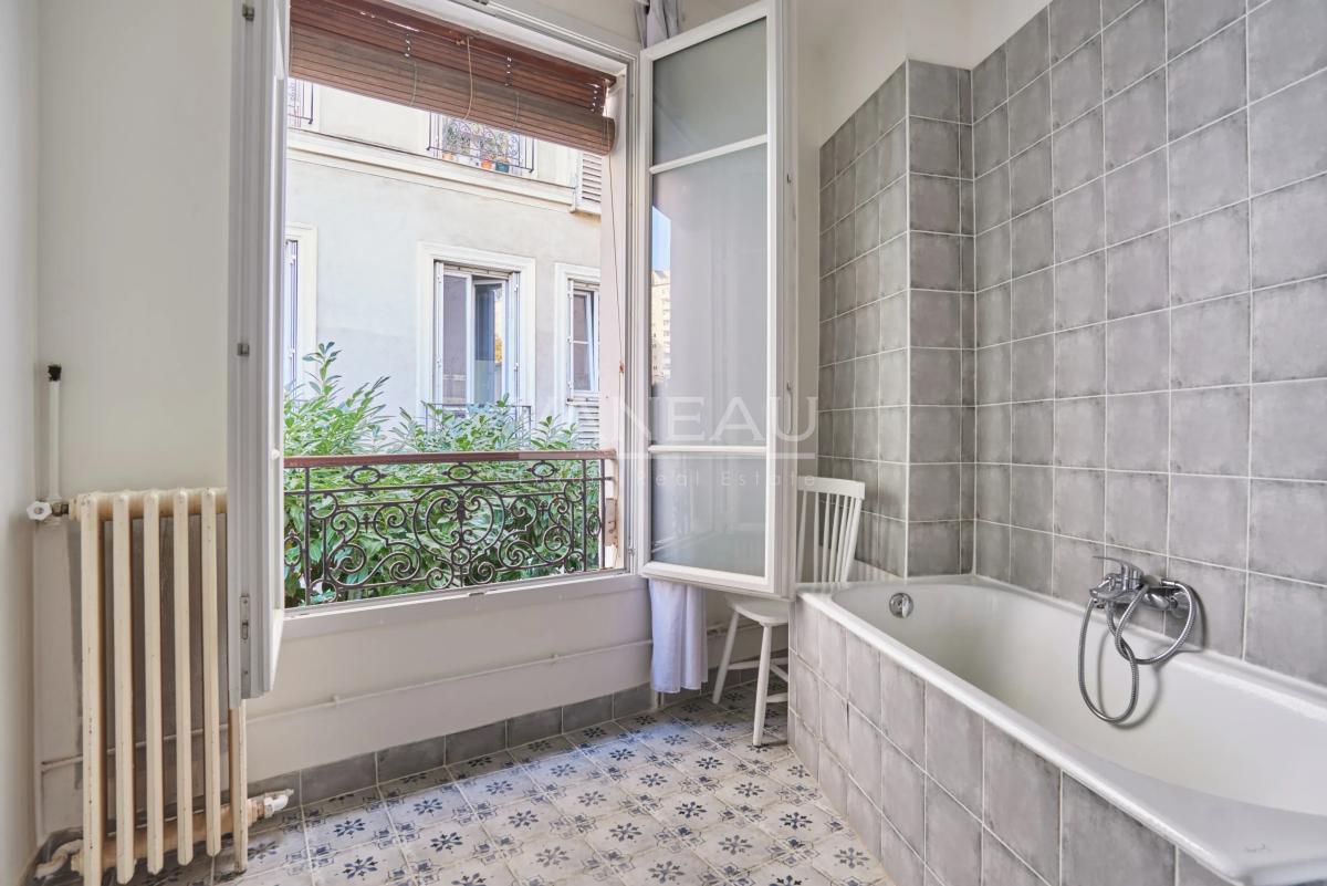 PARIS XVe - CAMBRONNE : Charmante maison avec cour arborée