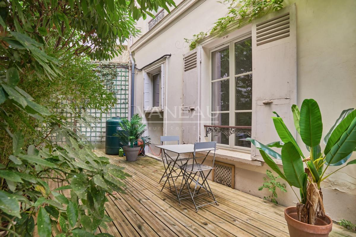 PARIS XVe - CAMBRONNE : Charmante maison avec cour arborée