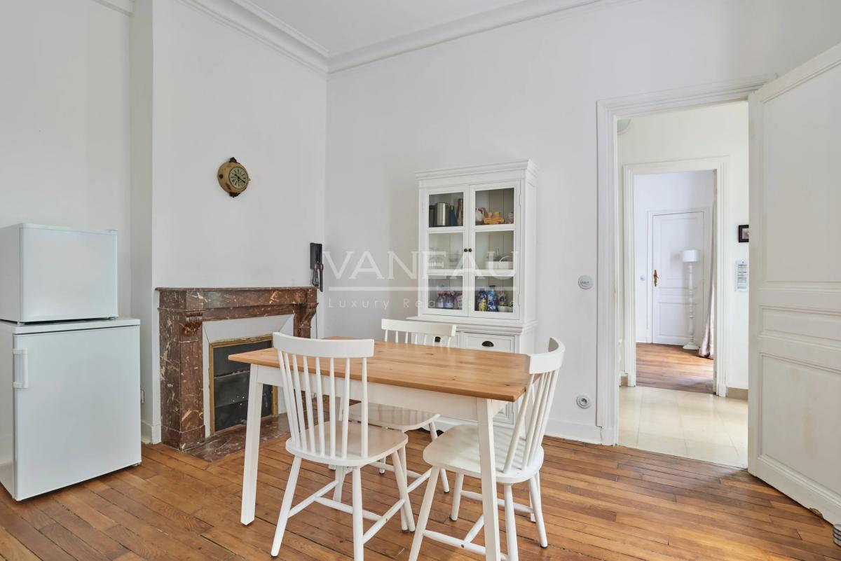 PARIS XVe - CAMBRONNE : Charmante maison avec cour arborée