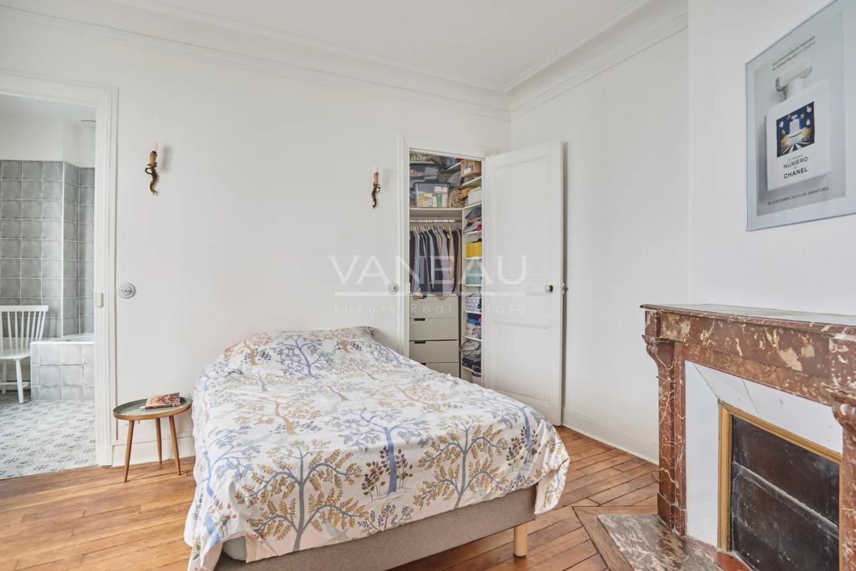 PARIS XVe - CAMBRONNE : Charmante maison avec cour arborée