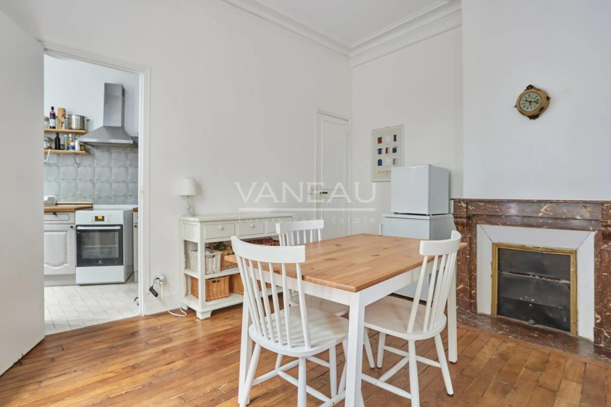 PARIS XVe - CAMBRONNE : Charmante maison avec cour arborée
