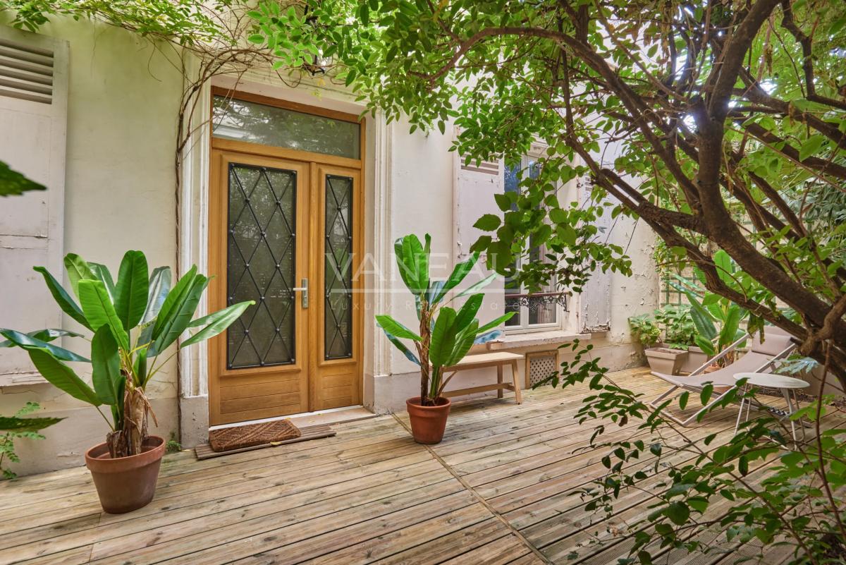 PARIS XVe - CAMBRONNE : Charmante maison avec cour arborée