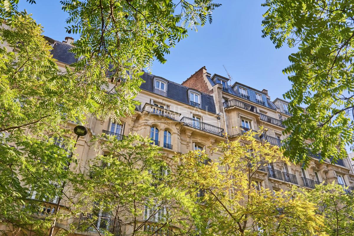 Paris 15ème – Avenue Félix Faure – 2 pièces traversant  Charme de l'ancien