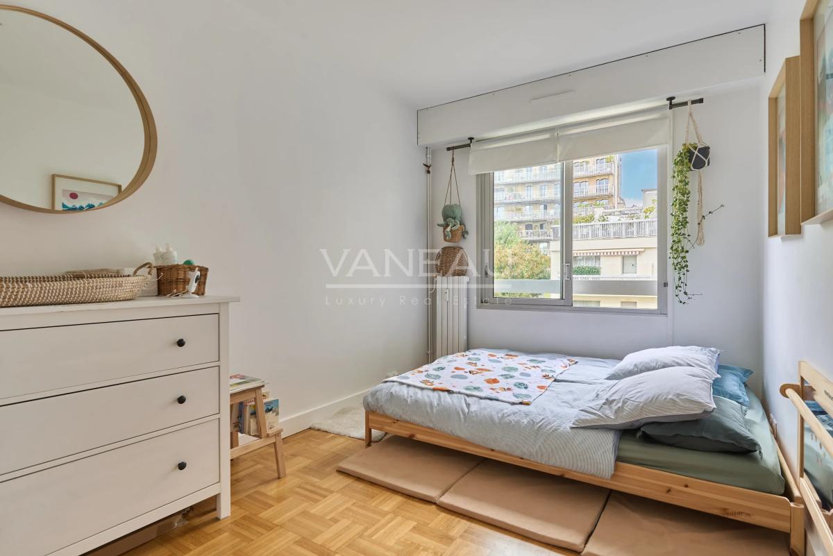 Neuilly - Trois pièces ensoleillé et calme avec balcon