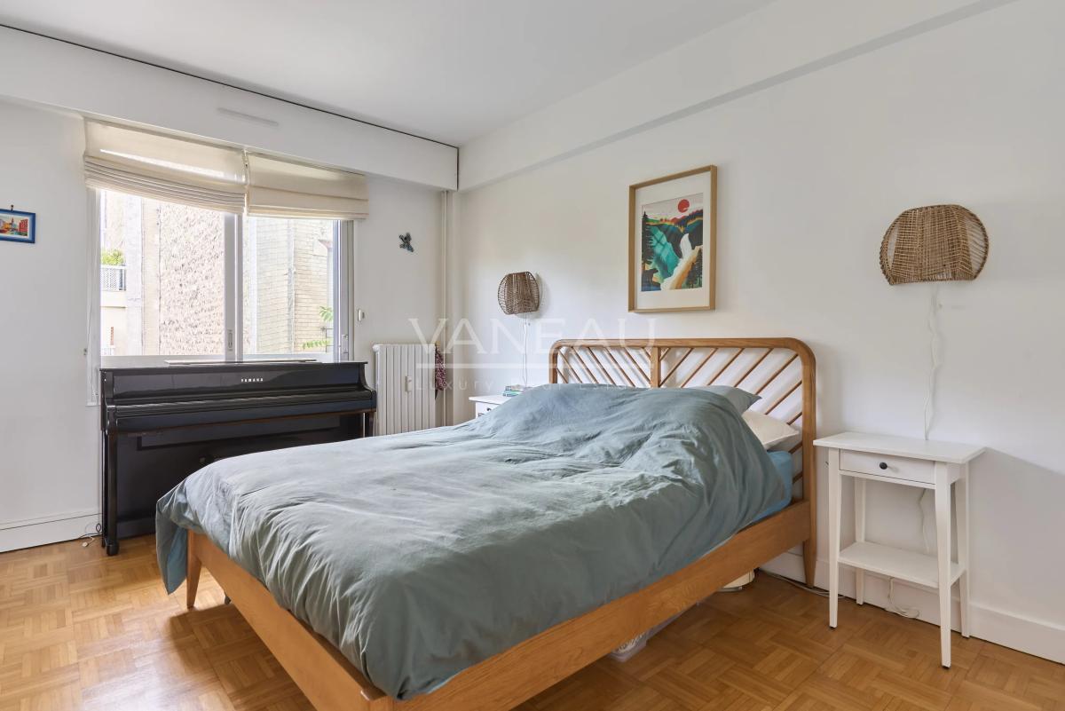Neuilly - Trois pièces ensoleillé et calme avec balcon