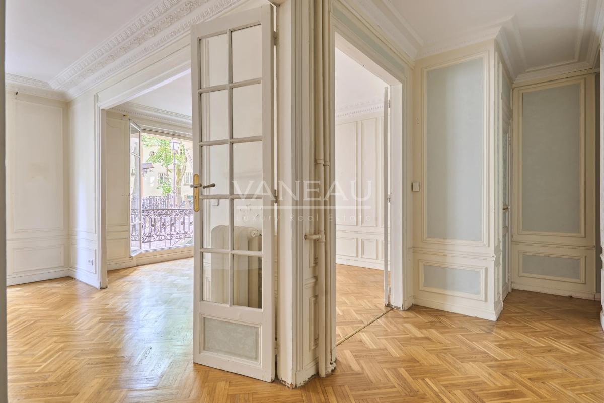 Paris XVIII - Bel ancien dans un quartier prisé