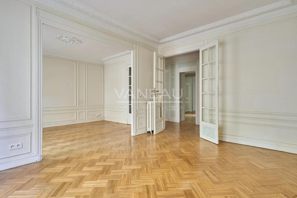 Paris XVIII - Bel ancien dans un quartier prisé