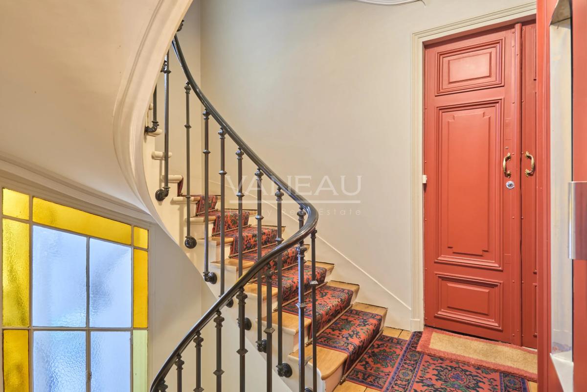 Paris XVIII - Bel ancien dans un quartier prisé