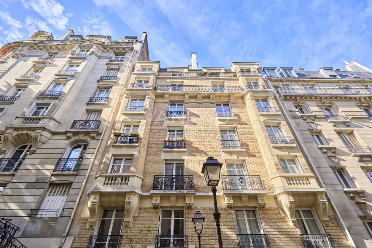 Paris XVIII - Bel ancien dans un quartier prisé
