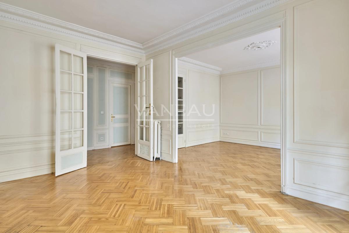 Paris XVIII - Bel ancien dans un quartier prisé