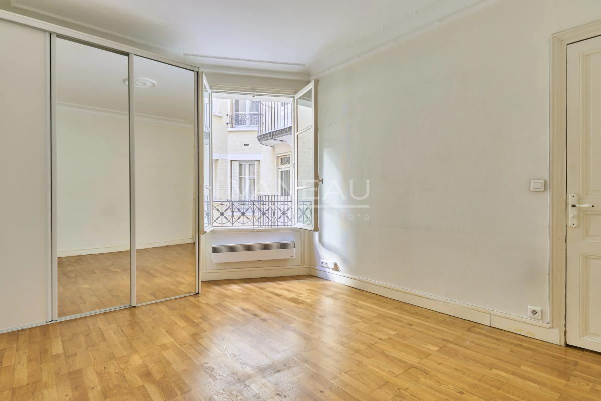 Paris XVIII - Bel ancien dans un quartier prisé