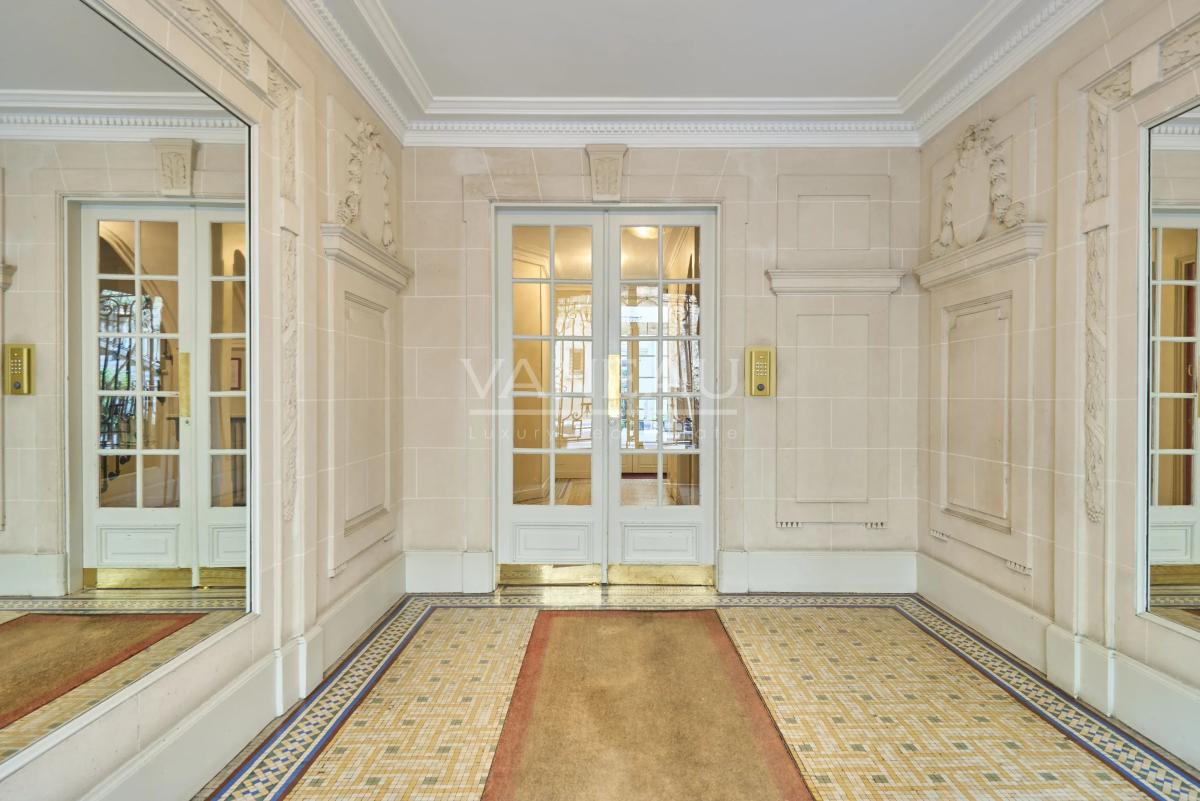 Paris XVIII - Bel ancien dans un quartier prisé