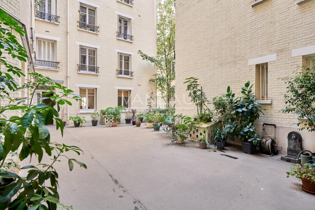 Paris XVIII - Bel ancien dans un quartier prisé