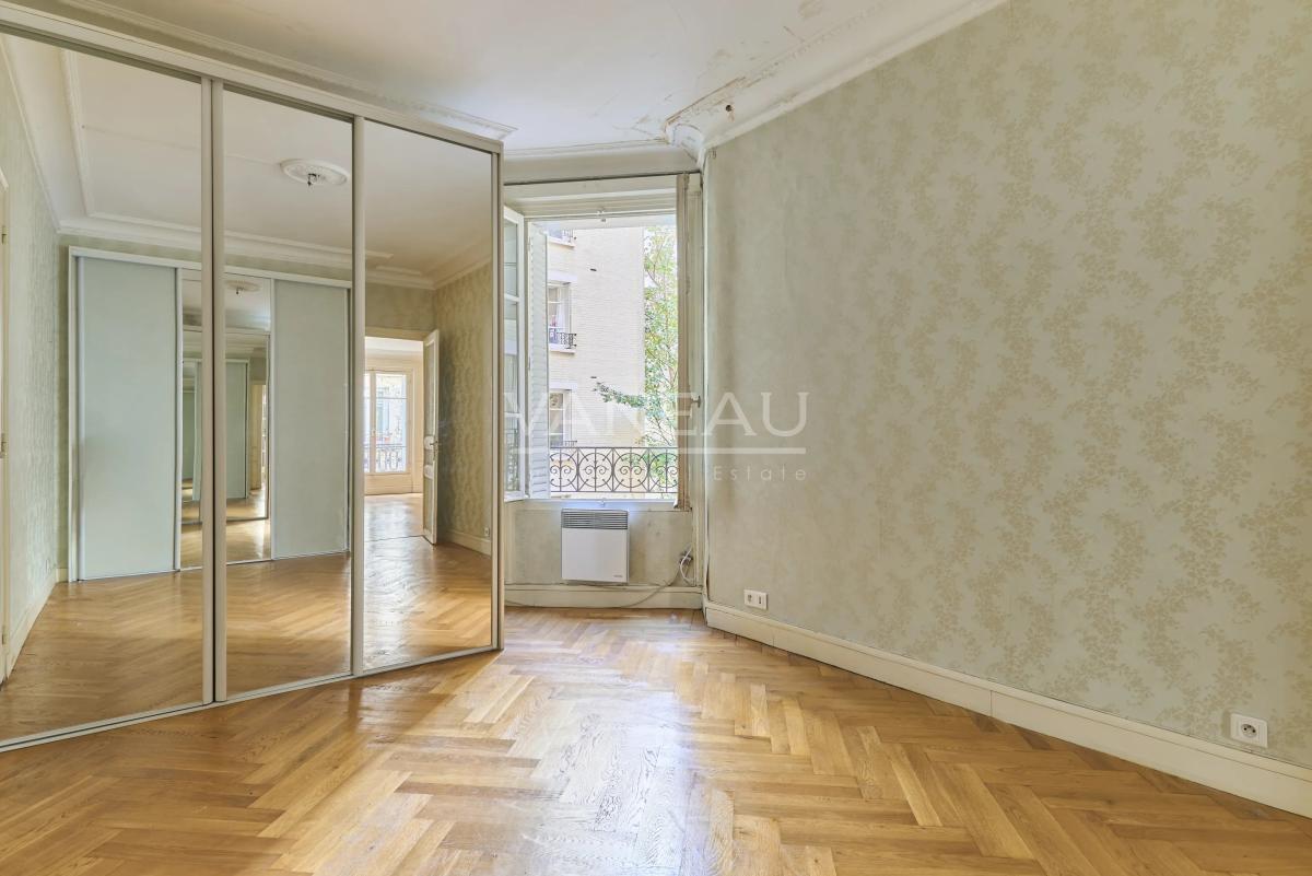 Paris XVIII - Bel ancien dans un quartier prisé