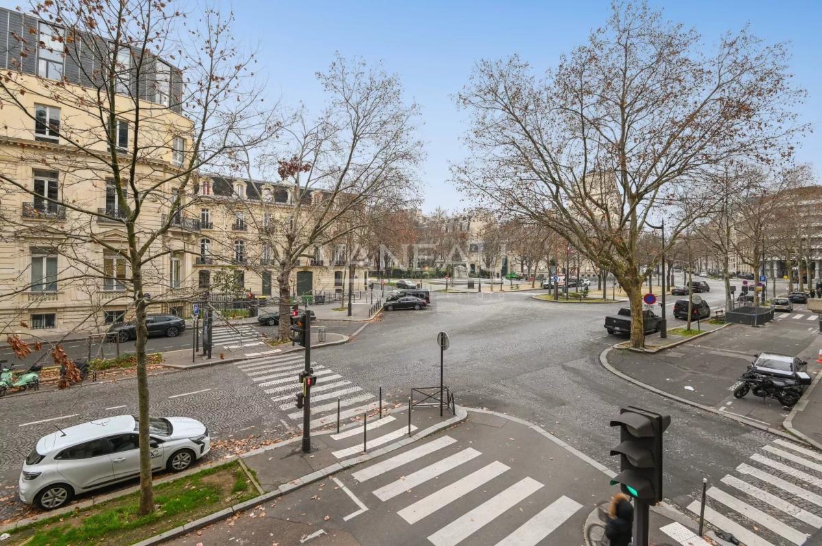 Paris XVIe - IENA - Place de l'Amiral de Grasse.