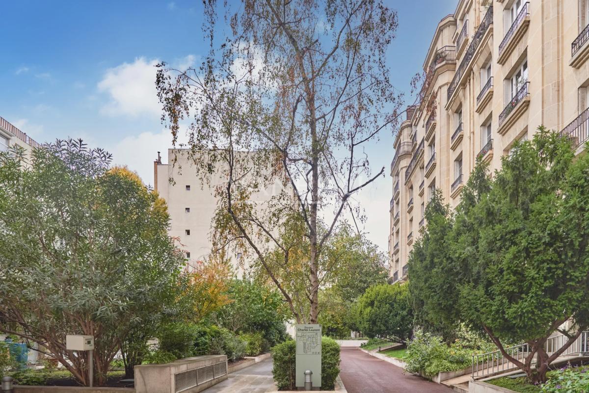 PARIS XVe - Lecourbe/Cambronne : Appartement trois pièces avec vue dégagée sur verdure