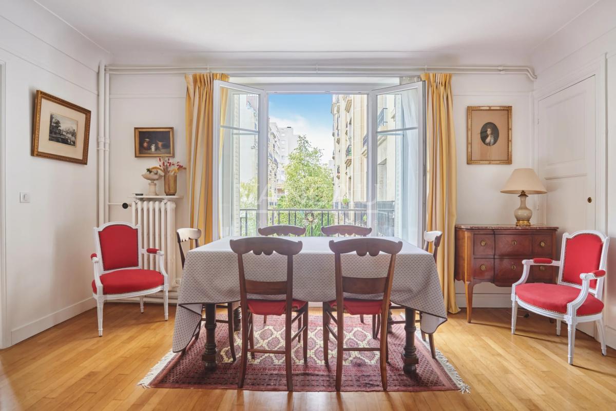 PARIS XVe - Lecourbe/Cambronne : Appartement trois pièces avec vue dégagée sur verdure