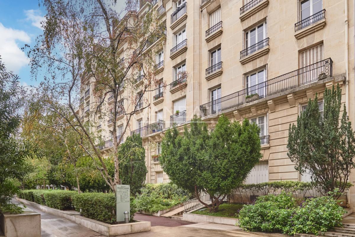 PARIS XVe - Lecourbe/Cambronne : Appartement trois pièces avec vue dégagée sur verdure