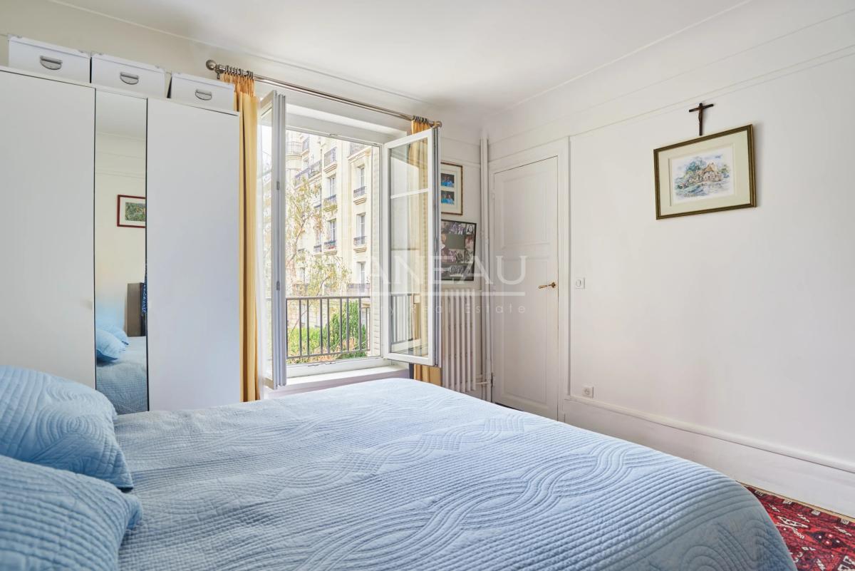 PARIS XVe - Lecourbe/Cambronne : Appartement trois pièces avec vue dégagée sur verdure