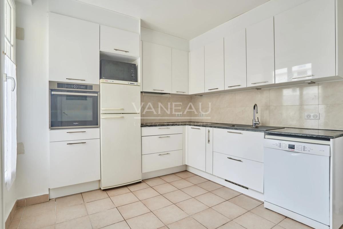 PARIS XVe - Lecourbe/Cambronne : Appartement trois pièces avec vue dégagée sur verdure