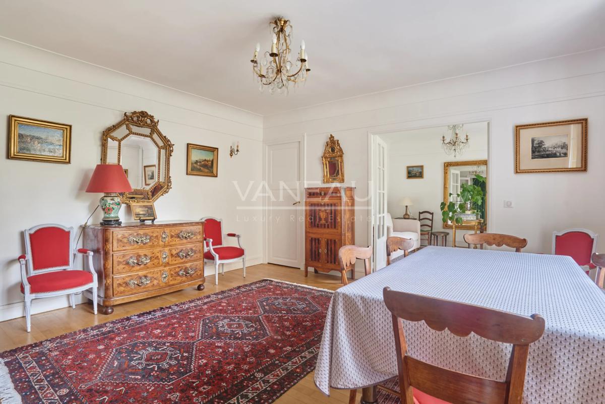 PARIS XVe - Lecourbe/Cambronne : Appartement trois pièces avec vue dégagée sur verdure