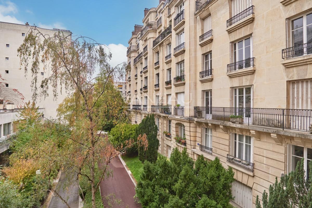 PARIS XVe - Lecourbe/Cambronne : Appartement trois pièces avec vue dégagée sur verdure