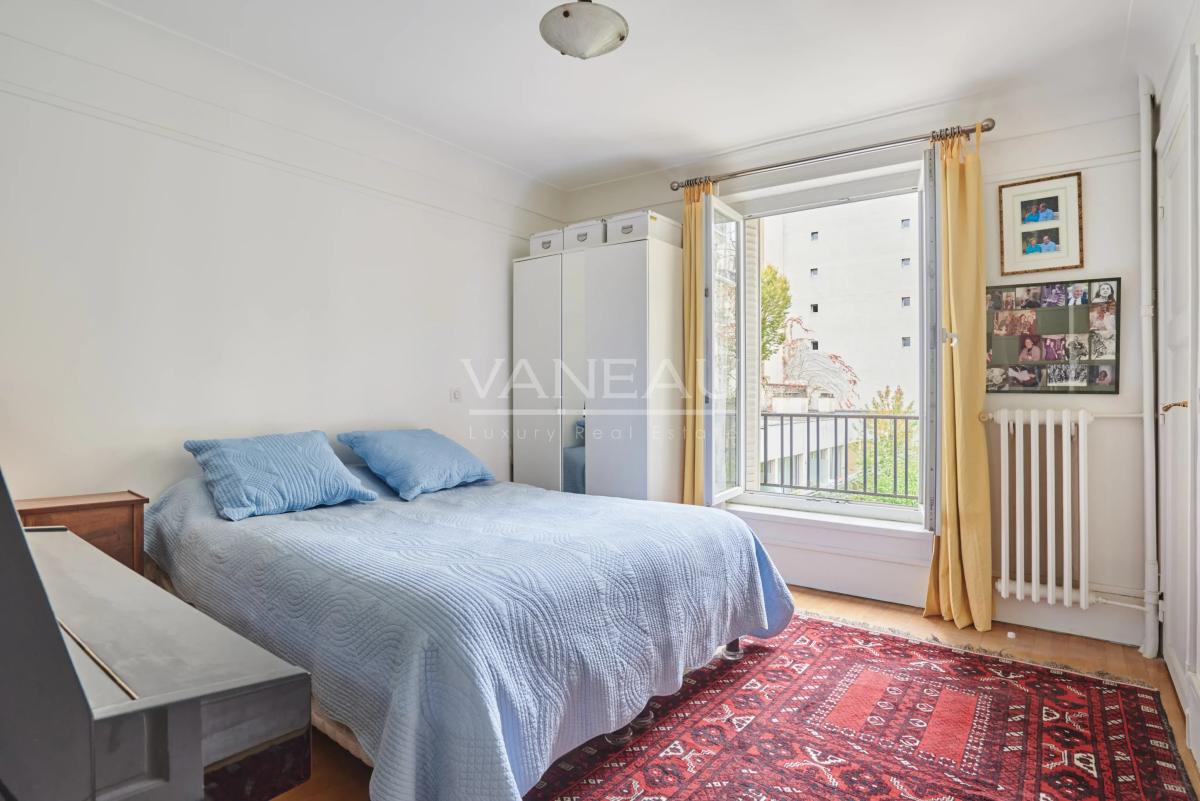 PARIS XVe - Lecourbe/Cambronne : Appartement trois pièces avec vue dégagée sur verdure