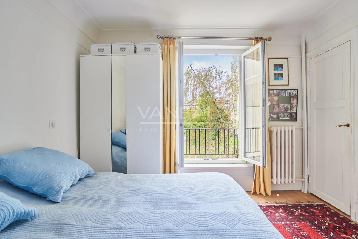 PARIS XVe - Lecourbe/Cambronne : Appartement trois pièces avec vue dégagée sur verdure